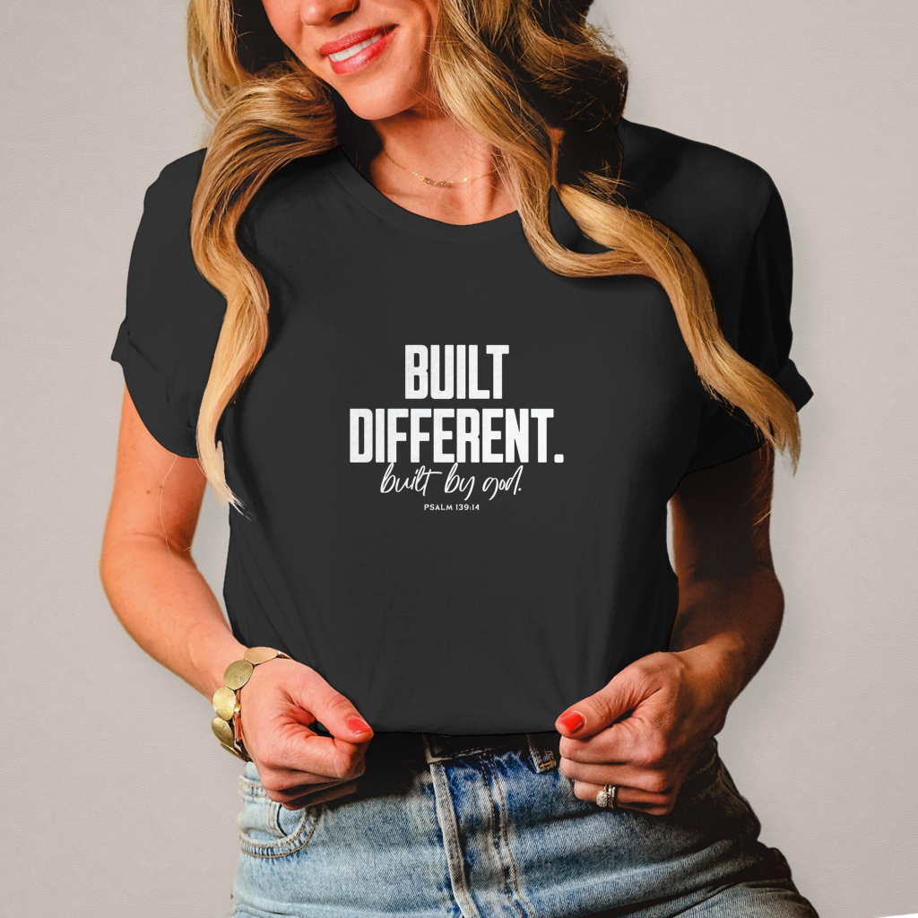 Built Different Built by God | Christliches T-Shirt Damen | Christliche T-Shirts Damen | Gesegnet