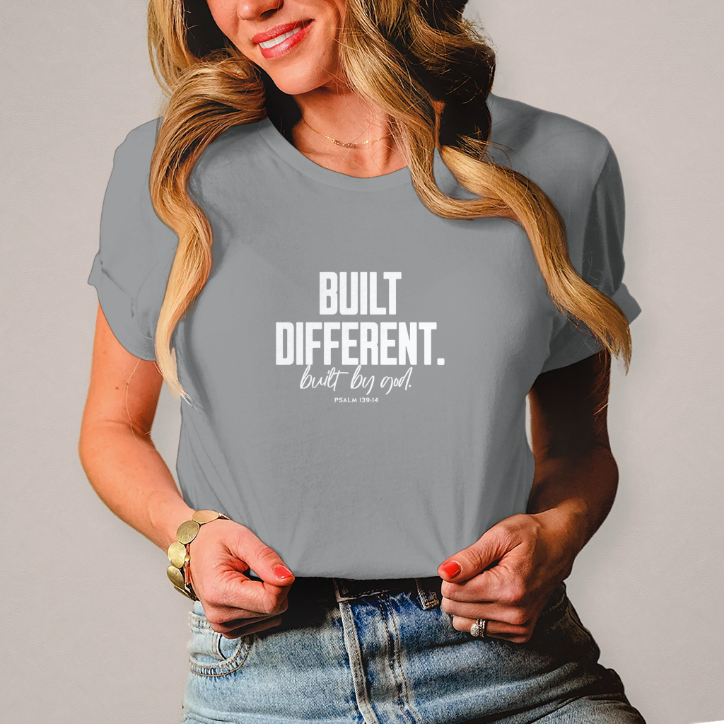 Built Different Built by God | Christliches T-Shirt Damen | Christliche T-Shirts Damen | Gesegnet