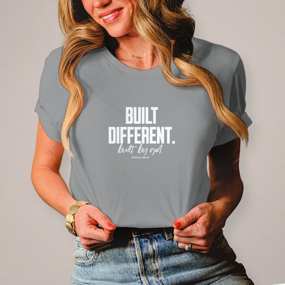 Built Different Built by God | Christliches T-Shirt Damen | Christliche T-Shirts Damen | Gesegnet